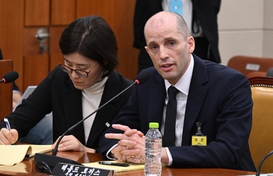 “김범석 왜 불출석?” 묻자…쿠팡 새 대표 “여기 오게 돼 기쁘다” (영상)