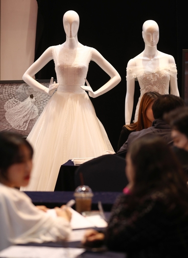 "부르는 게 값? 이젠 안 돼"··· 내일부터 스드메·요가·필라테스 가격 공개