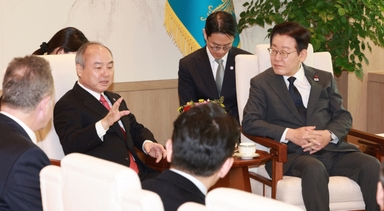 [속보]손정의 만난 李대통령···“한일 AI 협력의 가교역할 해달라”