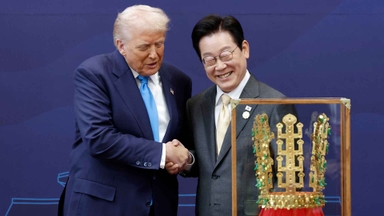 신라 금관 선물에 최고 훈장까지…트럼프 "당장 쓰고 싶어"