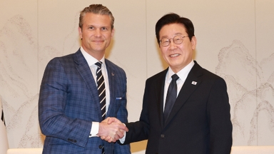 이 대통령, 헤그세스 만나 "전작권 조기회복으로 동맹 심화"