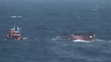 서해 공해서 11명 탄 중국어선 전복…2명 심정지·3명 실종