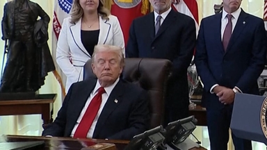 '졸린 조' 조롱하던 트럼프, 백악관 행사 중 졸음과 사투