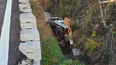 대전에서 3m 깊이 개울에 화물차 추락…60대 숨져
