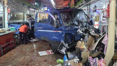 [속보] 소방 "최초 28m 후진했다가 시장 내에서 150m 질주"