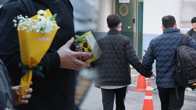 수능 끝난 수험생들 해방감 만끽…이 시각 홍대 거리