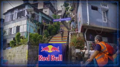 [오늘의영상] 꼬불꼬불 골목길 따라 질주…달동네에서 펼쳐진 레이스