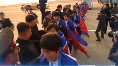 [오늘의영상] 월드컵 2연패 북한 소녀들…가족과 얼싸안고 '환희'