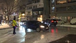 '첫눈' 폭설로 항공기 결항·도로 곳곳 통제