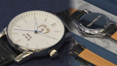 이 대통령 손목시계 공개…자필로 '국민이 주인인 나라'