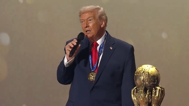 트럼프, 신설 FIFA평화상 수상…"큰 영예"