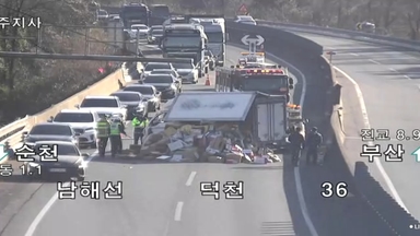 하동 남해고속도로 탑차 넘어져…한때 정체