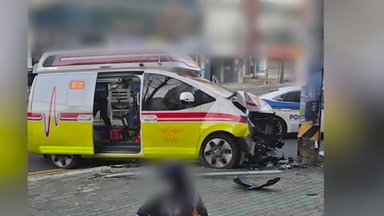 창원서 환자 태운 구급차 전봇대 충돌해 4명 부상