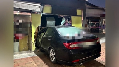 부산서 음주운전 차량 상가 돌진…인명피해 없어