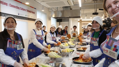 김 여사, 주한대사 배우자들과 김장…'K-푸드' 알리기