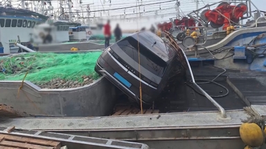 제주 어선 위로 차량 돌진..."급발진" 주장