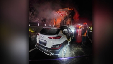 고속도로서 승용차가 제설차 추돌 후 화재…운전자 경상