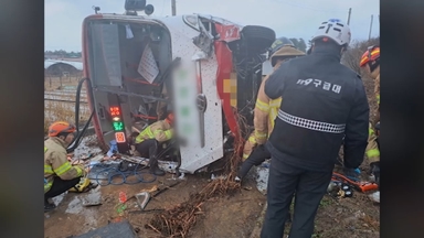 정읍서 시외버스 빗길에 추락…4명 부상
