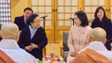 김혜경 여사, 라오스 국가주석 배우자와 조계사 방문