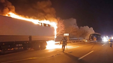 경북 칠곡서 대형 화물차 추돌 화재…2명 사상