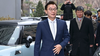 '통일교 금품' 전재수 경찰 출석…혐의 입증 관건