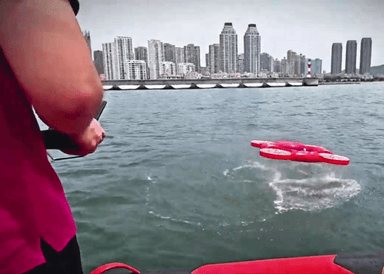 익수자 향해 물로 뛰어드는 드론…성인 한명이 붙잡고 버텨