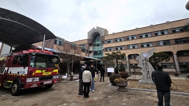 파주 초등학교 과학실서 불…2명 후송·307명 대피