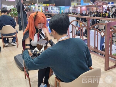 [AGF 2025] 같이 찍기만 해?...'코스어 데이트'가 새 트렌드로