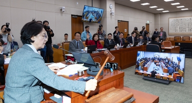 "檢 선택적 항명" "윗선 불법 지시"…법사위 또 고성 난장판