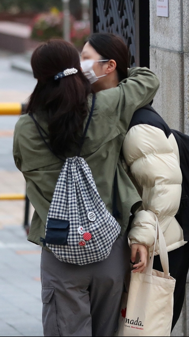 "찍고 오라고? 아니 찢고 올게!"…교문 밖 기도, 응원봉도 등장 [2026 수능]