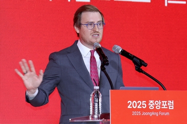 "韓, 에너지 효율적 AI 개척하라... AI 잘쓰는 2000만명이 20억명 이긴다"[2025중앙포럼]