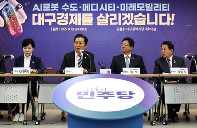 ‘취임 첫 대구 방문’ 정청래, 시민과 셀카…“대구부터 살리겠다”