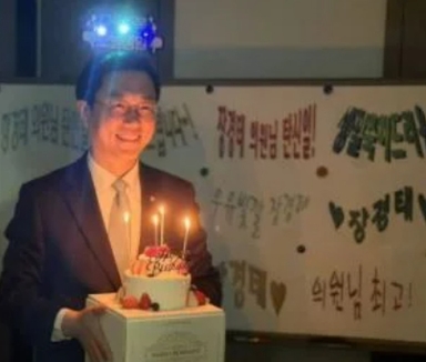케이크 든 사진 올린 장경태 "멘붕 오고 현타 겪어" 심경고백