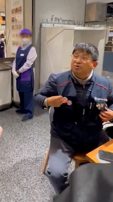 노조 조끼 입은 손님 제지 논란에 롯데백화점 대표 명의 사과