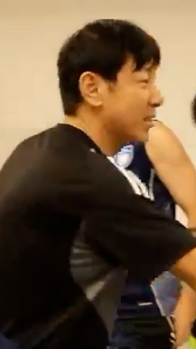 [단독] 악수한 뒤 손바닥으로 '짝'…신태용 뺨 때리는 영상 입수