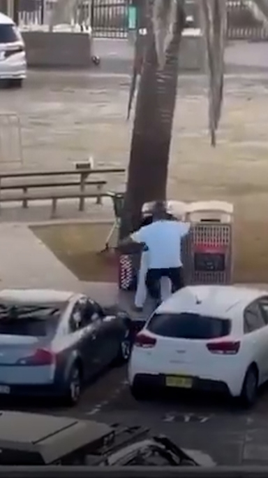 호주 해변서 총격, 10명 사망…시민영웅 맨 손으로 제압했다