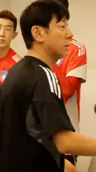 따귀 때리며 친근감을 표현하는 시대는 지났다