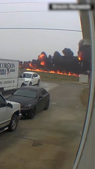 美공항서 상용항공기 추락 7명 전원 사망…"전직 카레이서 포함"