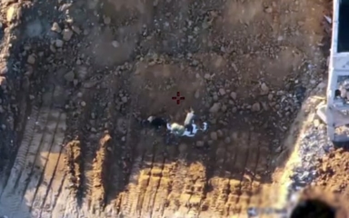 보관하던 인질 시신 되레 땅에 묻고 ‘발굴’ 연출하는 하마스, 드론에 찍혔다