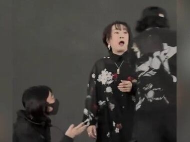 노래 도중 ‘암전’… 상하이서 끌려나간 日가수