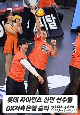 롯데 자이언츠 신동건과 신인 선수들, OK저축은행 승리 기원 시구 [O! SPORTS 숏폼]