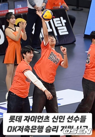 롯데 자이언츠 신동건과 신인 선수들, OK저축은행 승리 기원 시구 [O! SPORTS 숏폼]