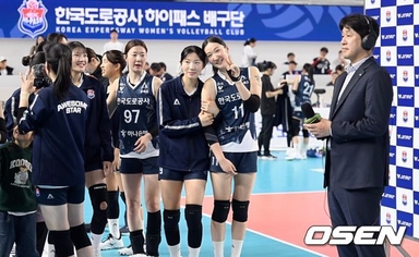 여자부 사령탑 역대 최다승 타이 기록 김종민 감독, 한국도로공사 선수들 폭풍 축하 [O! SPORTS 숏폼]