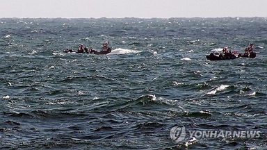 군산 해역서 중국 어선 전복 9명 실종…밤샘 수색에도 못 찾아