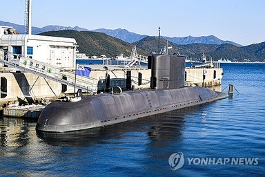 한국 첫 잠수함 '장보고함' 마지막 항해…34년 임무 마침표(종합)