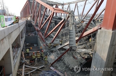 광주대표도서관 '와르르'…"2층 옥상 붕괴…지지대 설치못해"