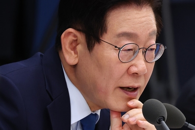 이 대통령, 이학재 겨냥 “도둑놈 심보…권한만큼 책임 안 지려면 나가라” [영상]