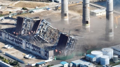 울산화력 보일러 타워 4·6호기 발파… 5초 만에 무너져 [영상]