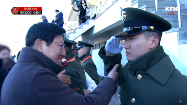 해병대 기초훈련 마친 '박정희 장손', 父 박지만에 눈물의 경례