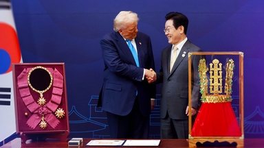 금관 모형부터 훈장 수여까지..."트럼프 마음을 잡아라"